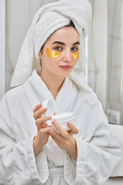 Wanita cantik dengan penutup mata dengan jubah mandi putih di kamar mandi — Stok Foto