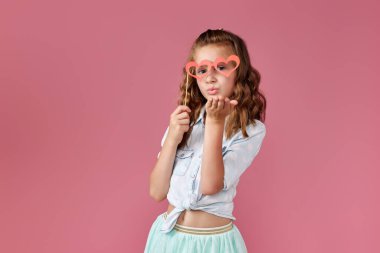 Kafkasyalı kızıl saçlı, tatlı bir kız çocuğu.