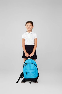 Sırt çantalı sevimli kız öğrenci. Okula geri dön.