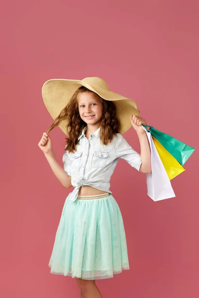 Мила маленька біла дівчинка тримає сумки для покупок — стокове фото
