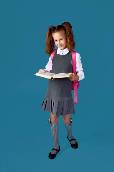 Sırt çantası ve kitap boyu uzun sevimli bir kız öğrenci.. — Stok fotoğraf