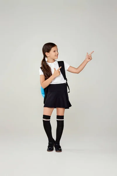 Adorabile studentessa con lo zaino. Ritorno a scuola — Foto Stock