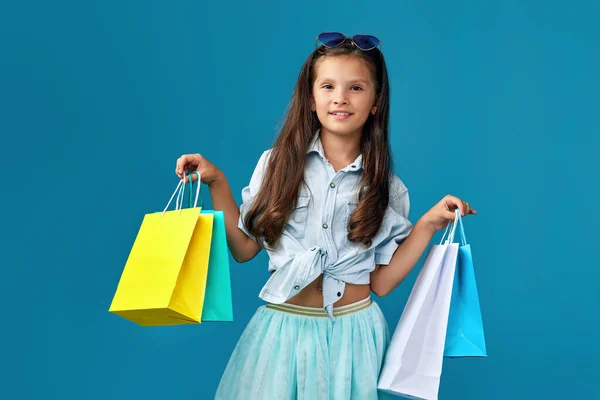 Szczęśliwy mało kaukaski dziecko dziewczyna trzyma wiele torby na zakupy — Zdjęcie stockowe