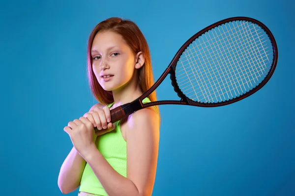 Menina adolescente com raquete em sporswear e chapéu — Fotografia de Stock