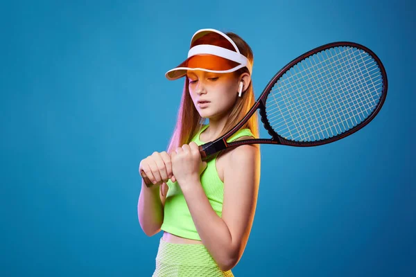 Chica adolescente con raqueta en ropa de deporte y sombrero —  Fotos de Stock