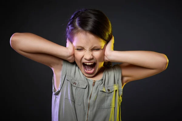 Bambina urla su sfondo nero. — Foto Stock