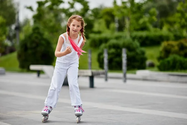 Schattig klein meisje op rolschaatsen — Stockfoto