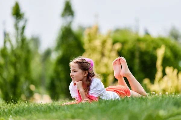 Kind meisje met gevlochten haar stijl met roze kanekalon — Stockfoto