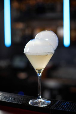 Barda dumanlı hava kabarcığı olan alkollü kokteyl..