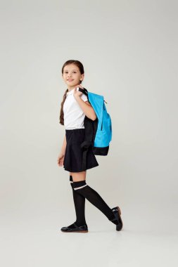 Sırt çantalı sevimli kız öğrenci. Okula geri dön.