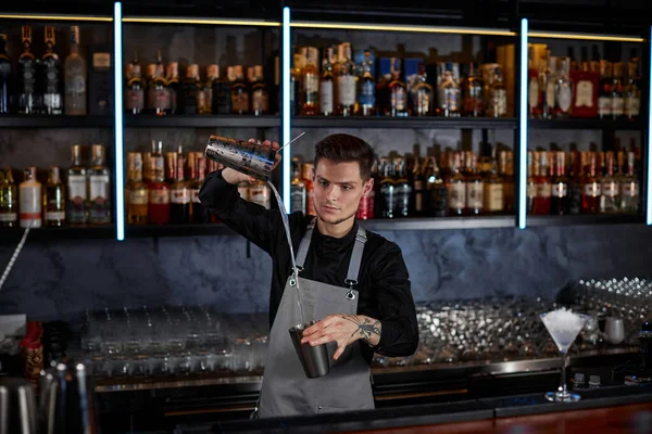 Barman dělá koktejl s ocelovým třepačem — Stock fotografie
