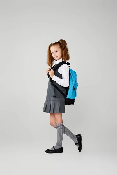 Чарівна школярка з рюкзаком. Назад до школи — стокове фото