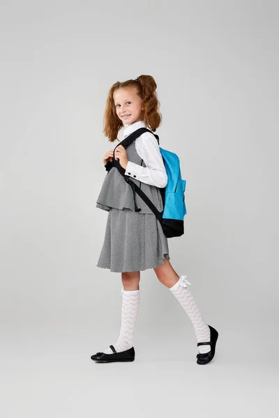 Colegiala adorable con mochila. Regreso a la escuela —  Fotos de Stock