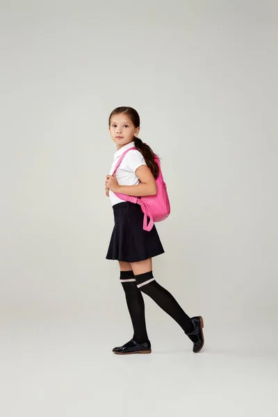 Colegiala adorable con mochila. Regreso a la escuela —  Fotos de Stock