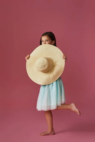 Модна мила маленька дівчинка в капелюсі — стокове фото