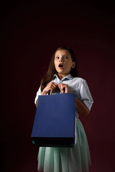 Bambina felice tiene molte borse della spesa — Foto Stock