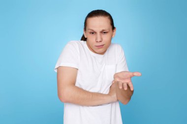 Tişörtlü genç ve yakışıklı bir adam.