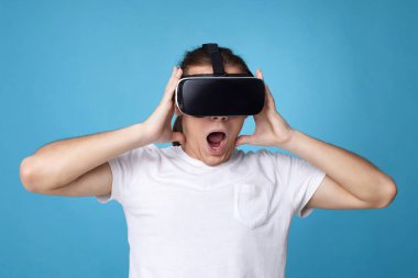 Genç adam sanal gerçeklik kulaklığı kullanıyor. VR aygıtları
