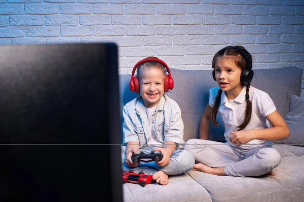 Kinderen die videospelletjes spelen met spelcomputer — Stockfoto
