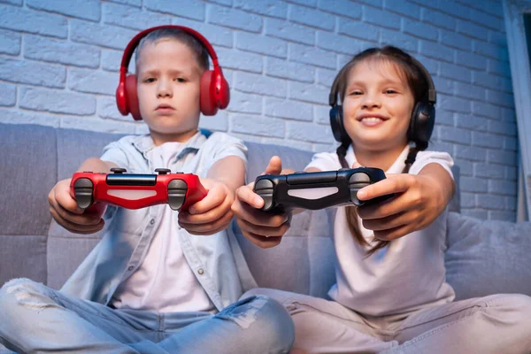 Niños jugando videojuegos con consola de juegos — Foto de Stock