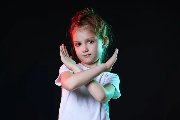 Pequena ruiva criança menina mostrando parar gesto — Fotografia de Stock