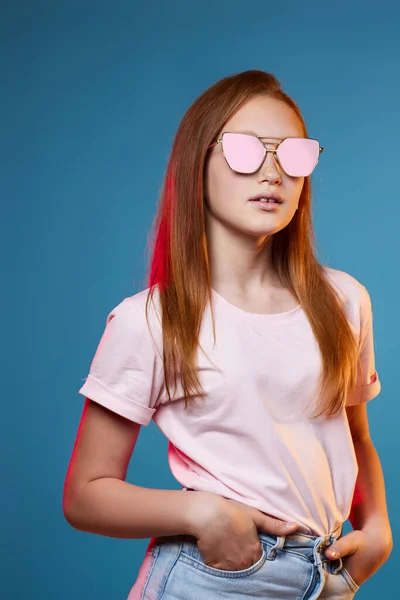 핑크 선글라스를 쓴 빨간 머리 소녀 — 스톡 사진