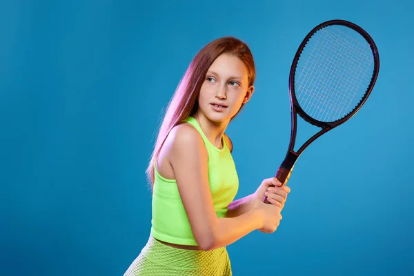 Девушка подросток с ракеткой в спортивной форме и шляпе — стоковое фото