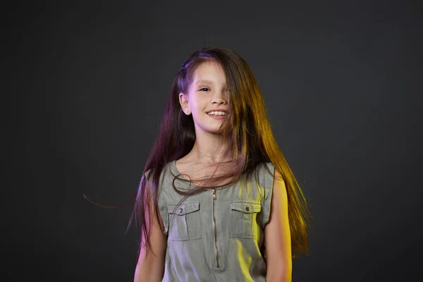 Słodkie uśmiecha się dziewczynka z długimi włosami — Zdjęcie stockowe