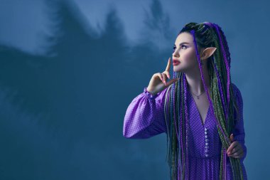 Genç ve güzel kadın elf kameraya poz veriyor.