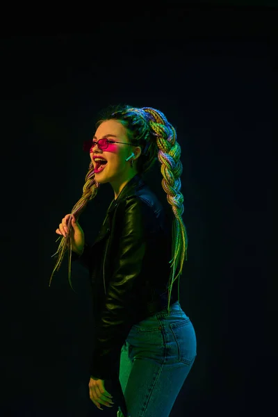 Mujer joven con rastas en gafas de sol rojas bailando — Foto de Stock