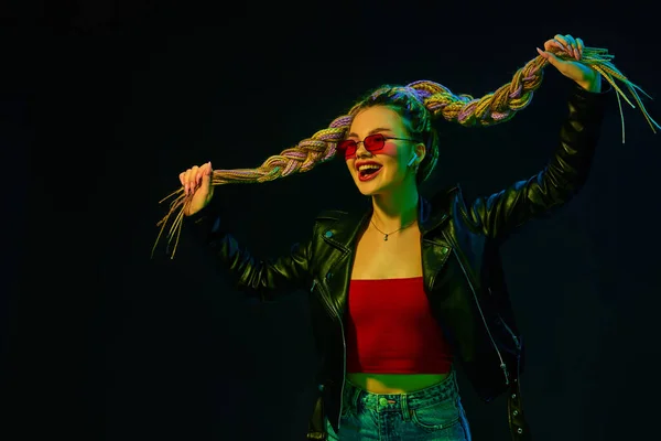 Ung kvinna med dreadlocks i röda solglasögon dans — Stockfoto