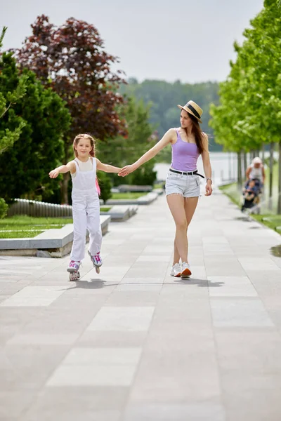 Redhead little girl learns to roller skate — Stock Photo, Image