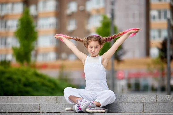 Schattig klein meisje op rolschaatsen in park. — Stockfoto