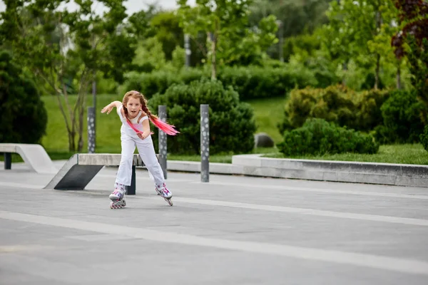 Bonito menina criança em patins — Fotografia de Stock