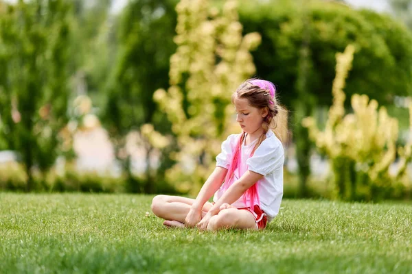 Kind meisje met gevlochten haar stijl met roze kanekalon — Stockfoto