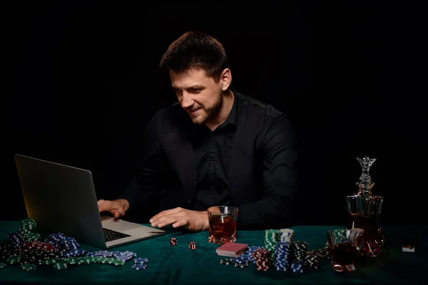 Der bärtige Online-Casino-Spieler feiert seinen Sieg — Stockfoto