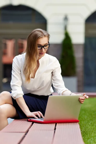 Geschäftsfrau arbeitet im Freien am Computer — Stockfoto