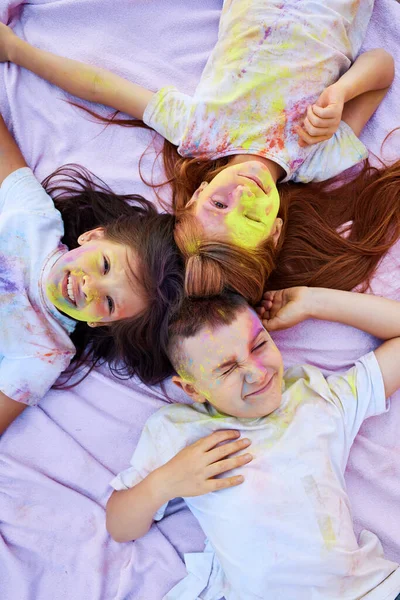 Kinderen met gekleurd poeder hebben plezier buiten. — Stockfoto