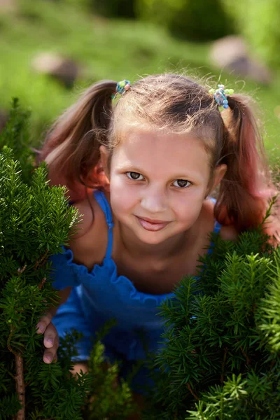 Retrato de niña feliz en el parque —  Fotos de Stock