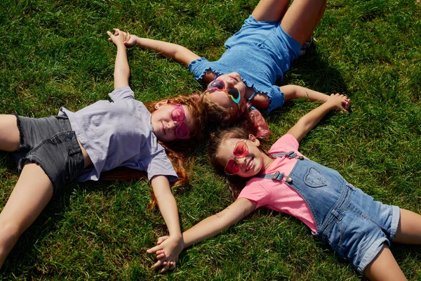 Gelukkig schattig kinderen meisjes liggend in het park — Stockfoto
