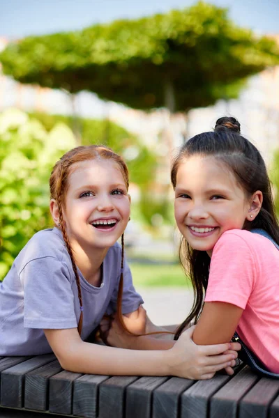 Gelukkig schattig kinderen meisjes spelen samen in het park. — Stockfoto