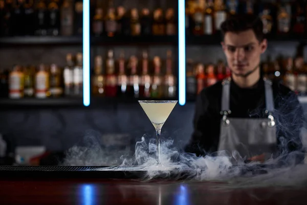 Cóctel alcohólico con humo en la mesa del bar —  Fotos de Stock