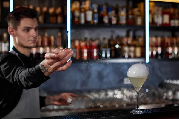 Barman dělá koktejl s kouřící vzduchovou bublinou — Stock fotografie