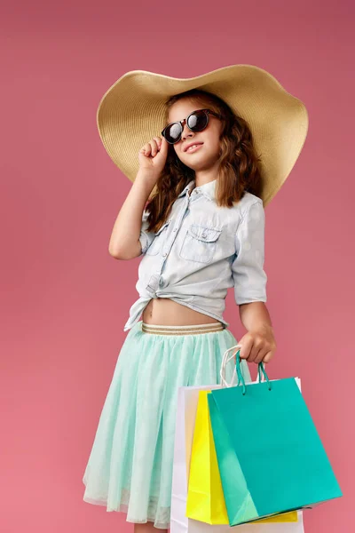 Мила маленька біла дівчинка тримає сумки для покупок — стокове фото