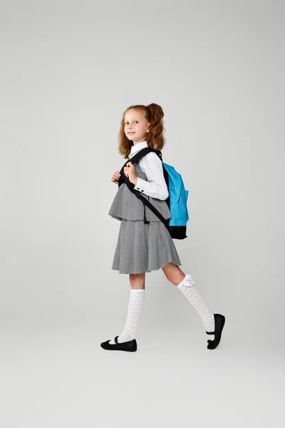 Colegiala adorable con mochila. Regreso a la escuela — Foto de Stock