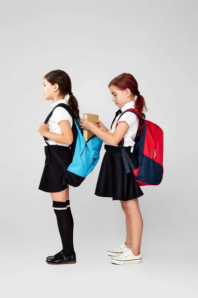 Dos felices amiguitas alegres colegialas con mochilas — Foto de Stock