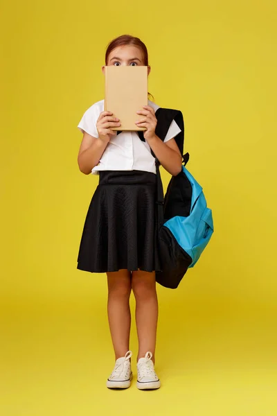 가방 과 책을 들고 있는 행복 한 여학생 — 스톡 사진