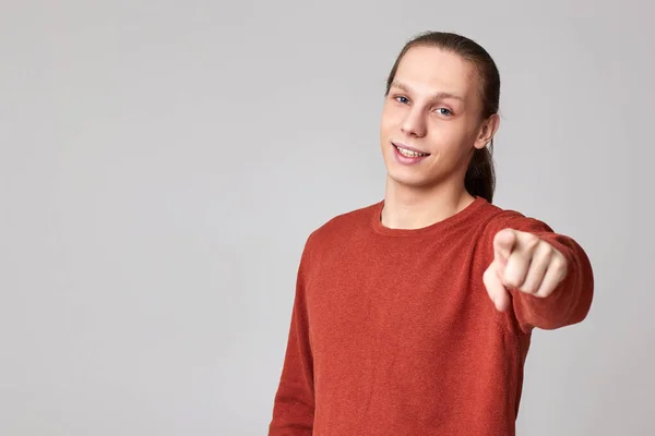 Ritratto di uomo sorridente che punta alla macchina fotografica — Foto Stock