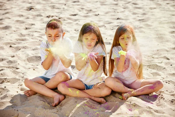 Kids having fun by playing with colored powder — Stock Photo, Image