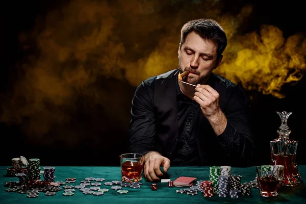 Skäggig kasinospelare man spelar poker på grönt bord — Stockfoto